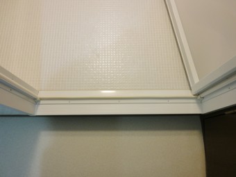 大きなレンジフードが圧迫感や暗さを感じさせてしまっていたK様のL型キッチン。 明るい最新機能のキッチンにされたいと、内装工事と一緒に キッチン、浴室、洗面化粧台を交換しました。